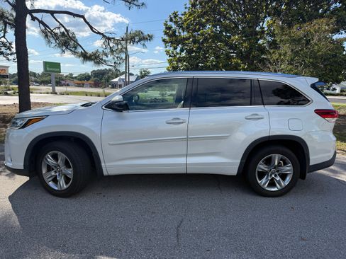 Used 2017 Toyota Highlander Limited AWD/4WD image 4