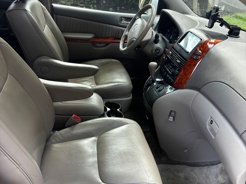 Used 2009 Toyota Sienna XLE w/ Towing Prep Pkg FWD image 12