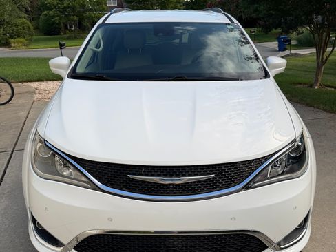 Used 2017 Chrysler Pacifica Touring-L Plus w/ Advanced Safetytec Group FWD image 10