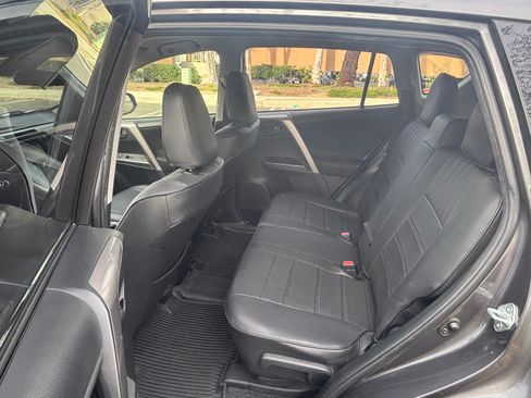 Used 2018 Toyota RAV4 LE image 10