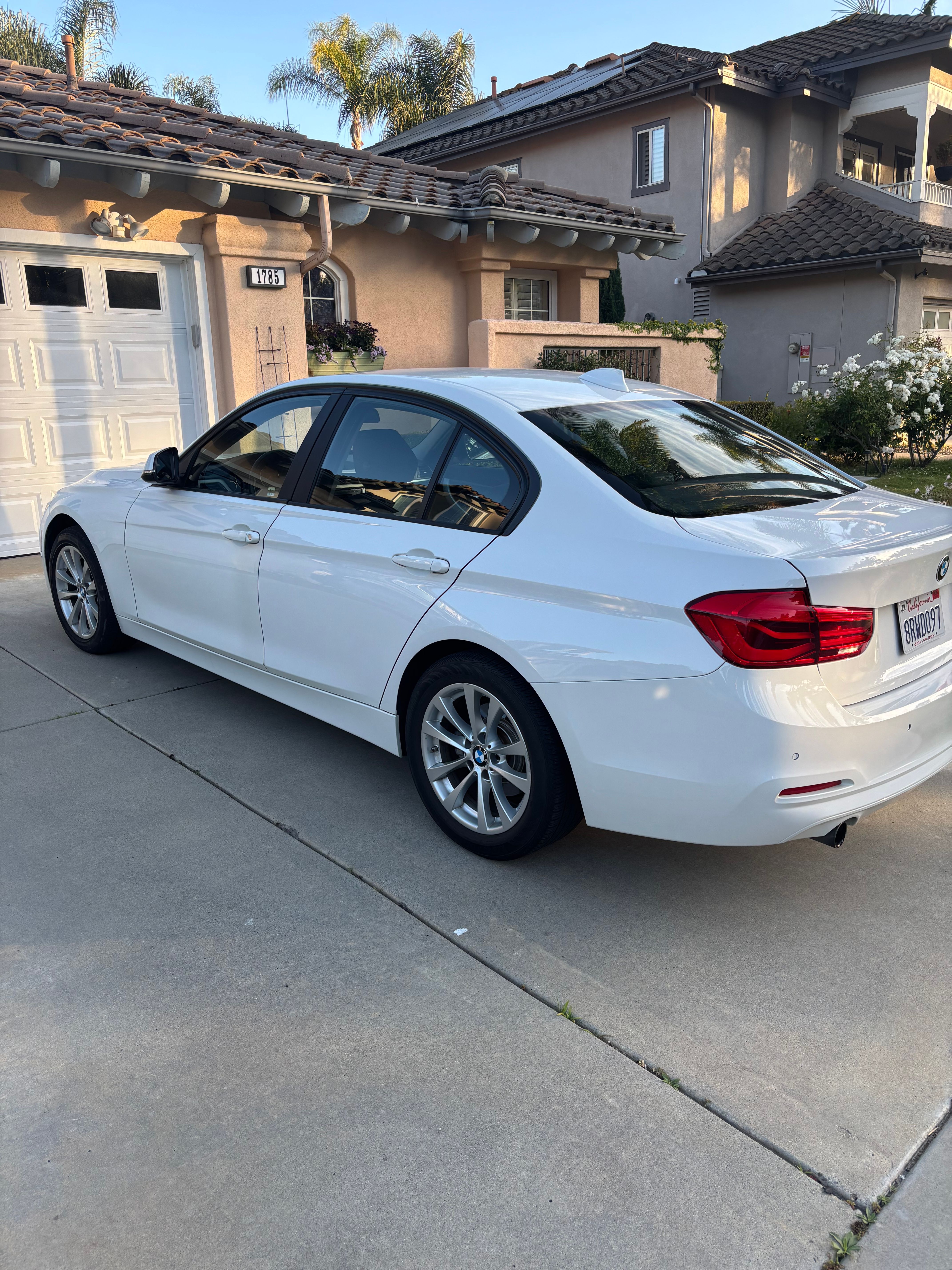 Used 2017 BMW 320i Sedan RWD image 2