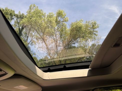 Used 2016 Chrysler Town & Country Touring-L FWD image 8