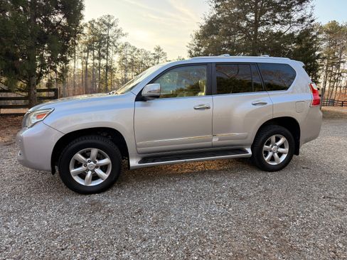Used 2013 Lexus GX 460 460 Sport Utility 4D image 2