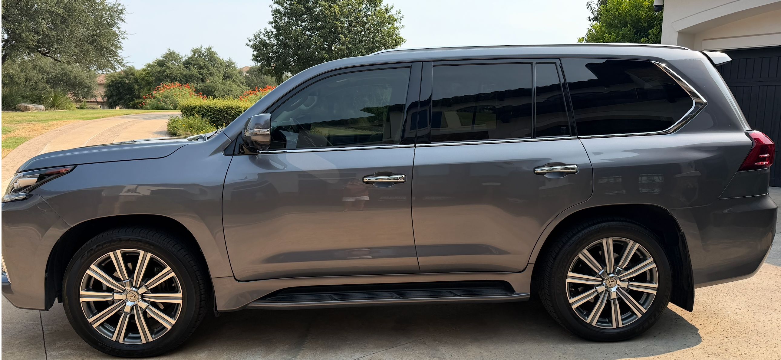Used 2016 Lexus LX 570 4WD w/ Luxury Package image 2
