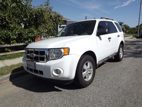 Used 2010 Ford Escape XLT AWD/4WD image 1