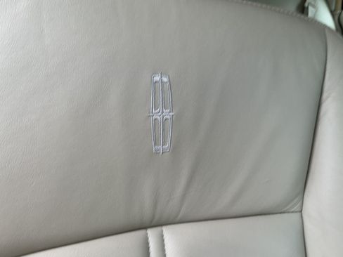 Used 2009 Lincoln Town Car Signature Limited RWD image 13