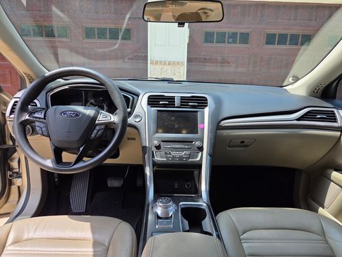 Used 2017 Ford Fusion SE w/ Fusion SE Technology Package FWD image 1