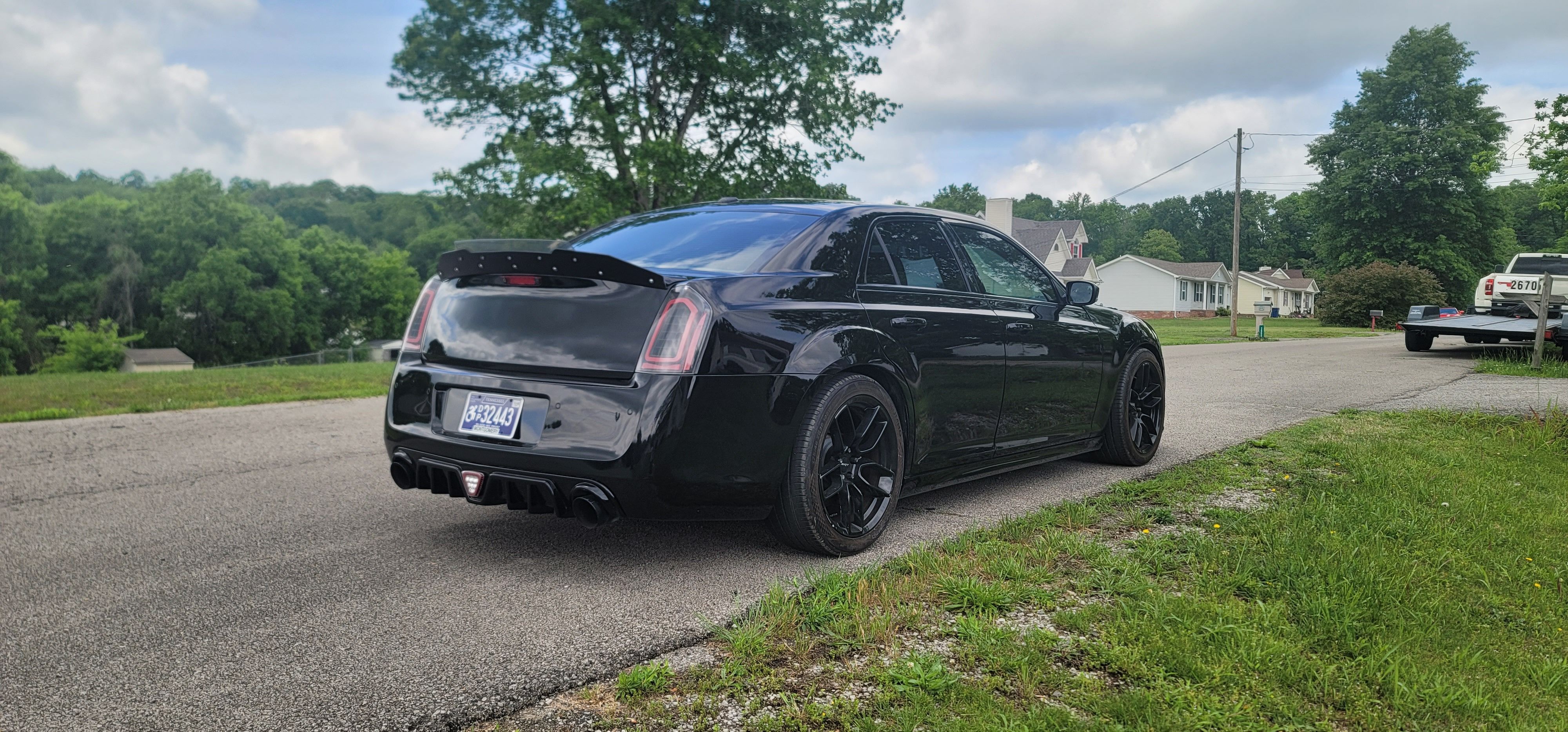 Used 2012 Chrysler 300 SRT8 w/ 19-Premium Speaker Group RWD image 5