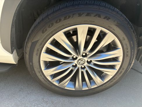 Used 2021 Toyota Highlander Platinum FWD image 20