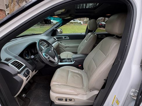 Used 2015 Ford Explorer XLT w/ Equipment Group 202A image 4