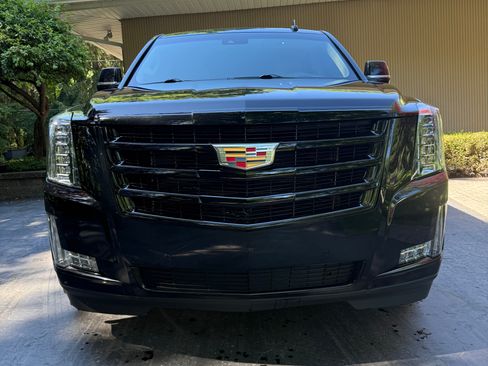 Used 2019 Cadillac Escalade Luxury w/ Escalade Sport Edition AWD/4WD image 4