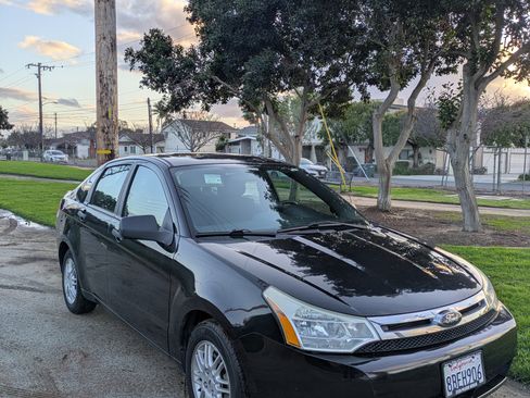 Used 2010 Ford Focus SE image 11