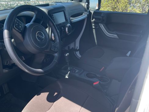 Used 2018 Jeep Wrangler Unlimited Rubicon w/ Connectivity Group AWD/4WD image 10