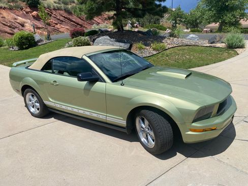 Used 2006 Ford Mustang Convertible RWD image 1