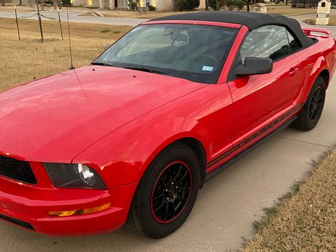 Used 2005 Ford Mustang Deluxe Convertible image 11