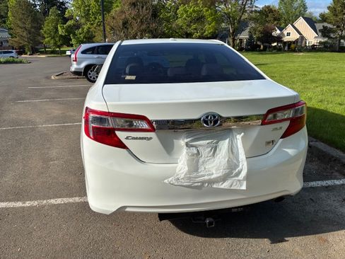Used 2012 Toyota Camry XLE w/ Leather Pkg FWD image 5