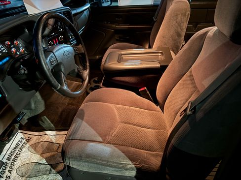 Used 2006 Chevrolet Silverado 2500 LT w/ Heavy-Duty Power Package image 9