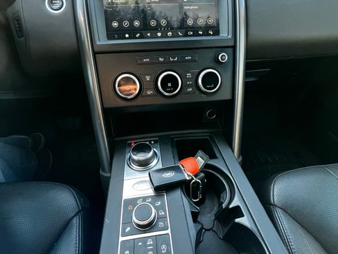 Used 2020 Land Rover Discovery Landmark image 9