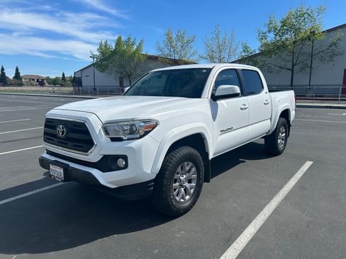 Used 2016 Toyota Tacoma SR5 w/ SR5 Appearance Package (DN) image 1