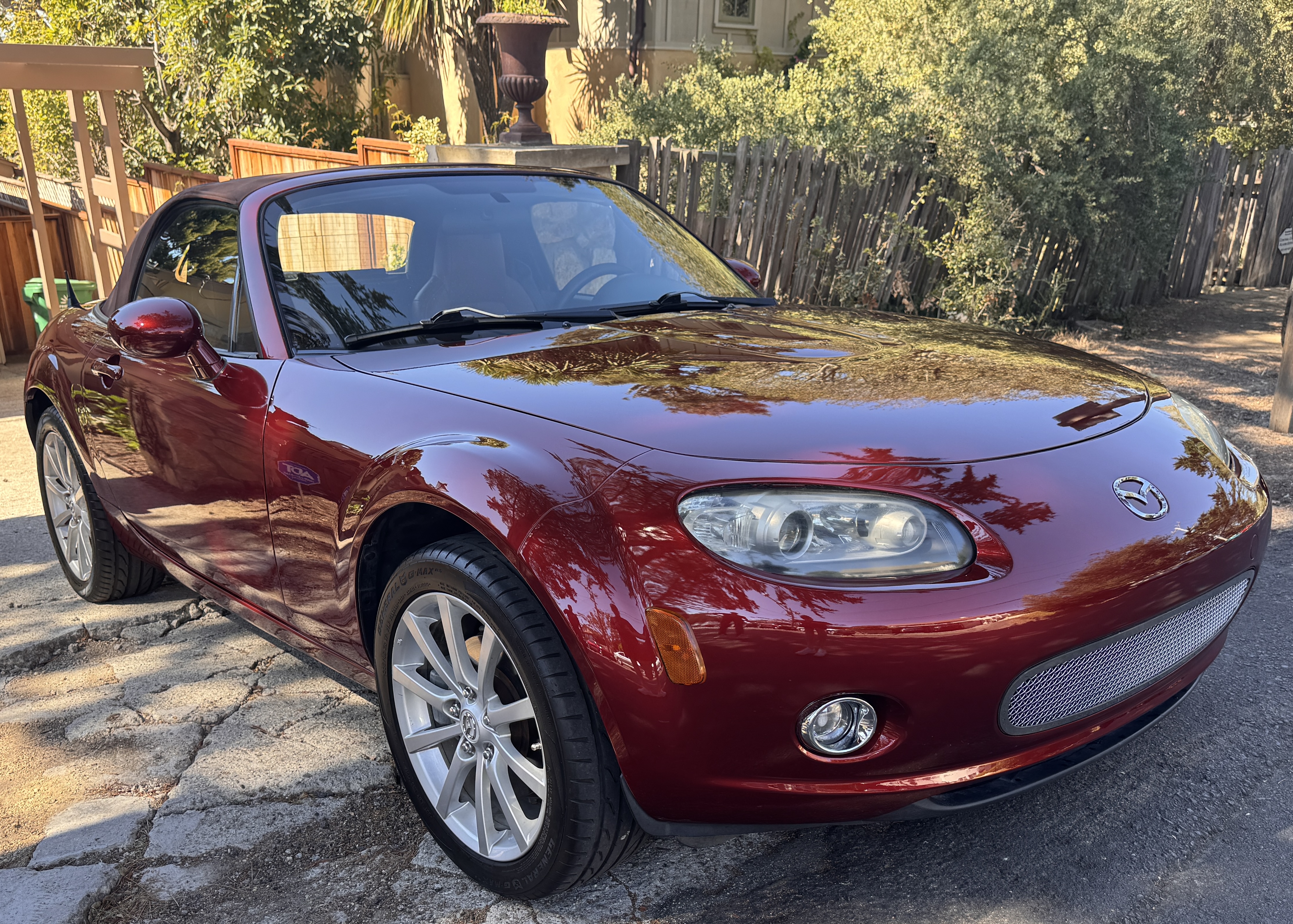 Used 2006 MAZDA MX-5 Miata Grand Touring w/ Premium Pkg RWD image 2