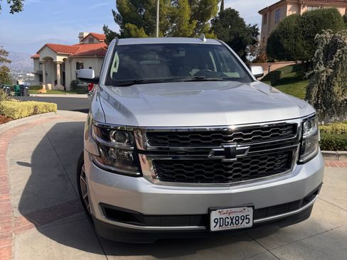 Used 2018 Chevrolet Suburban LT image 2