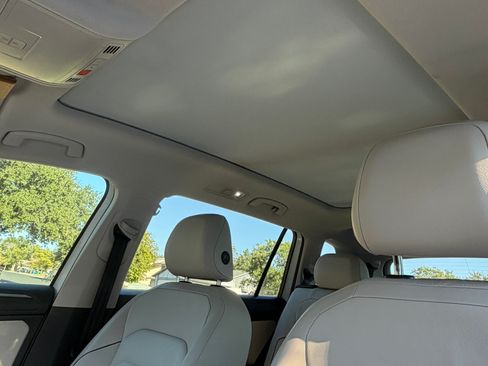 Used 2018 Volkswagen Tiguan SEL Premium image 10