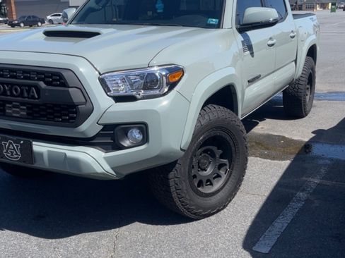 Used 2022 Toyota Tacoma TRD Sport w/ Technology Package image 10