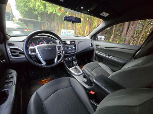 Used 2011 Chrysler 200 Touring image 6