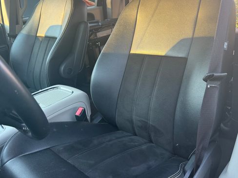 Used 2019 Dodge Grand Caravan SXT image 14