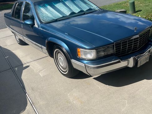 Used 1993 Cadillac Fleetwood Sedan RWD image 1