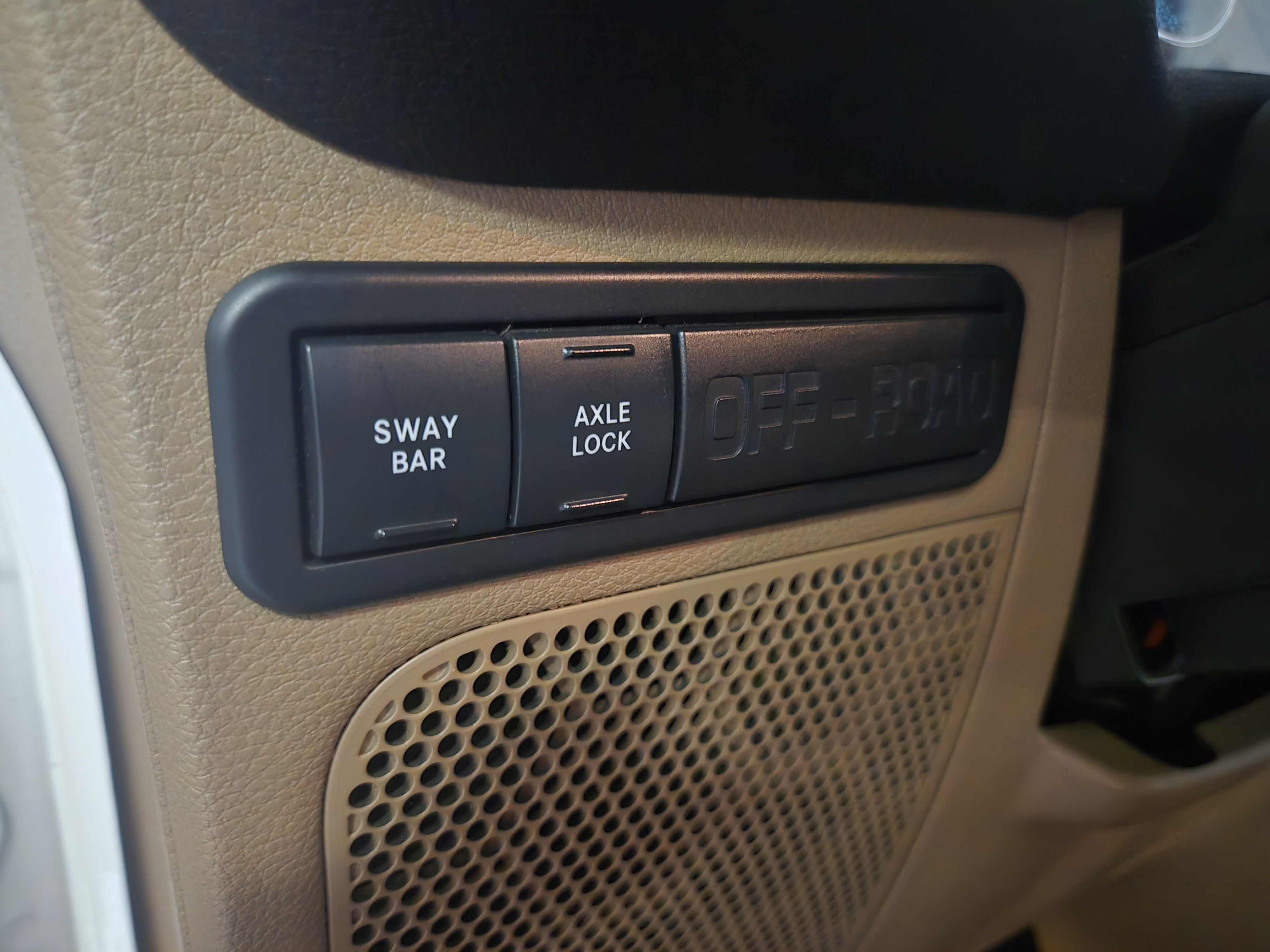 Used 2015 Jeep Wrangler Unlimited Rubicon w/ Connectivity Group AWD/4WD image 11