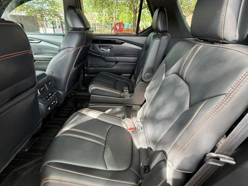 Used 2023 Honda Pilot TrailSport image 4