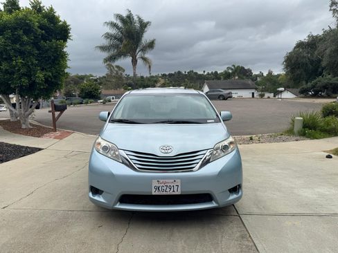 Used 2015 Toyota Sienna LE image 4