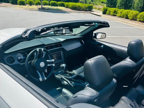 Used 2010 Ford Mustang GT Premium RWD image 9