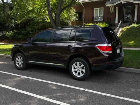 Used 2012 Toyota Highlander FWD w/ Tech Pkg image 2