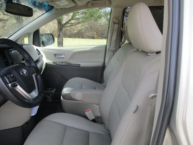 Used 2015 Toyota Sienna XLE FWD image 16