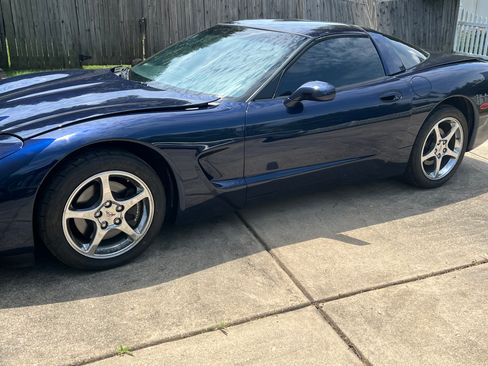 Used 2000 Chevrolet Corvette Coupe RWD image 2