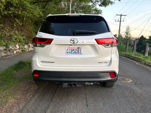 Used 2019 Toyota Highlander XLE w/ Carpet Mat Package (TMS) AWD/4WD image 15