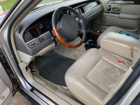 Used 2011 Lincoln Town Car Signature Limited RWD image 8