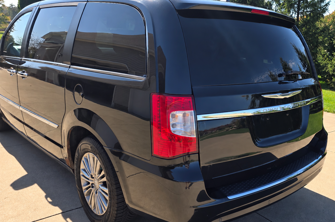 Used 2014 Chrysler Town & Country Touring-L w/ Driver Convenience Group FWD image 22