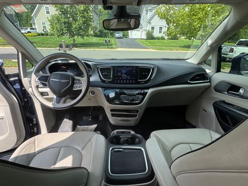 Used 2018 Chrysler Pacifica Limited w/ Advanced Safetytec Group FWD image 4