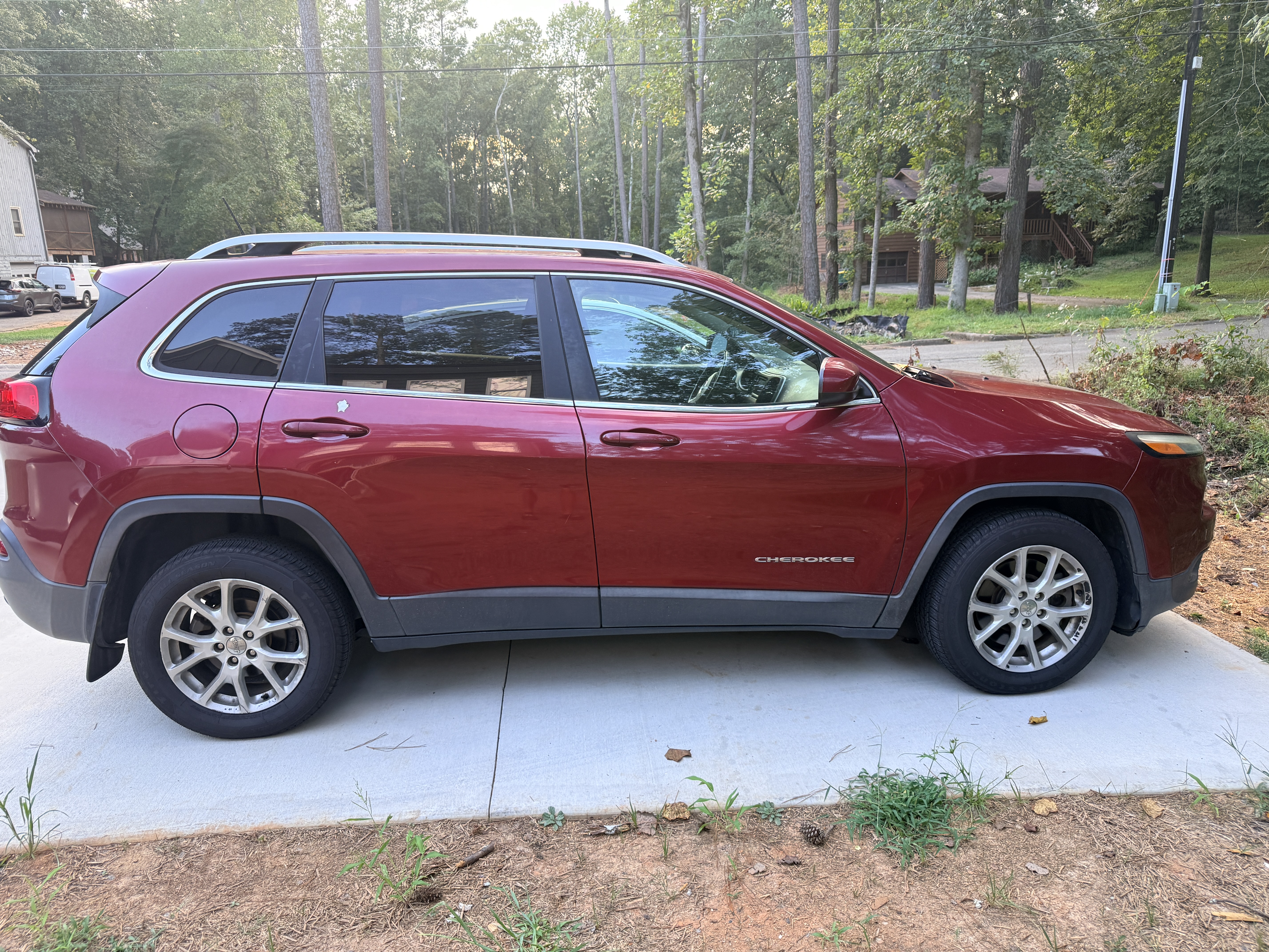 Used 2016 Jeep Cherokee Latitude w/ Comfort & Sound Group FWD image 1