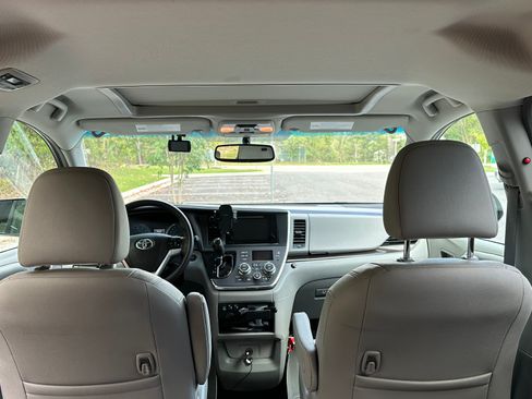 Used 2017 Toyota Sienna XLE image 11