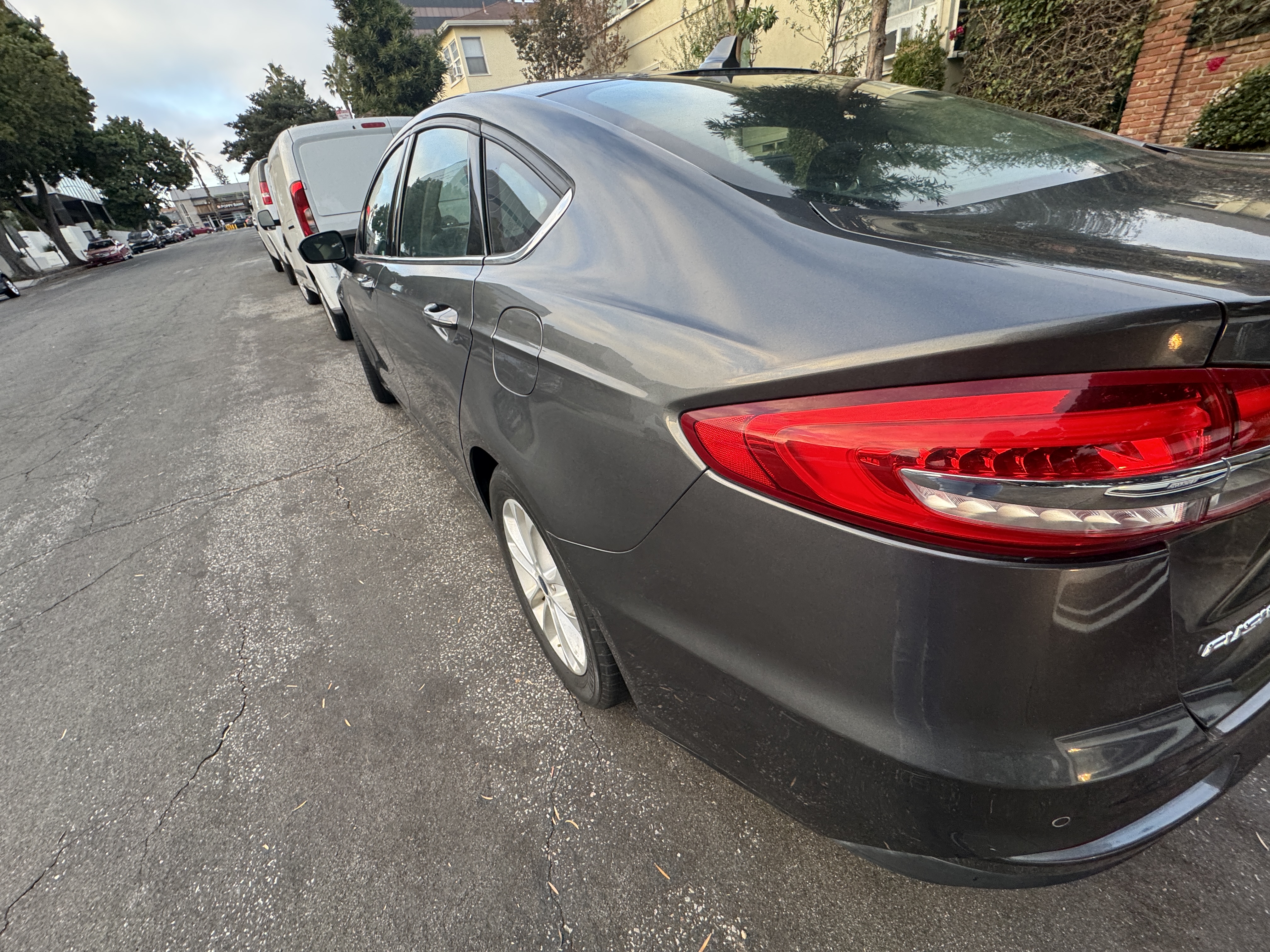 Used 2019 Ford Fusion SE FWD image 2