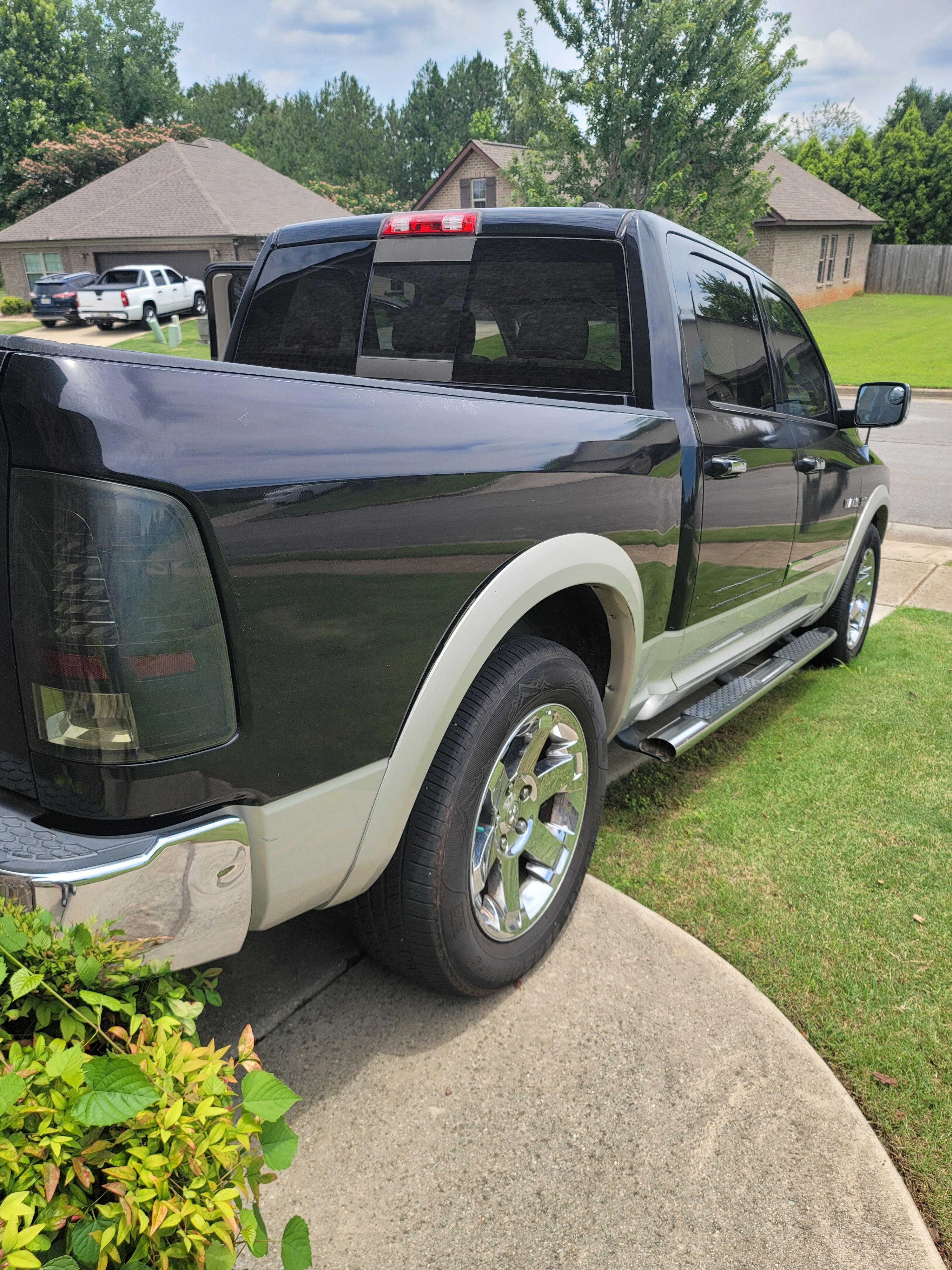 Used 2010 Dodge Ram 1500 Truck Laramie w/ Chrome Accents Group RWD image 17