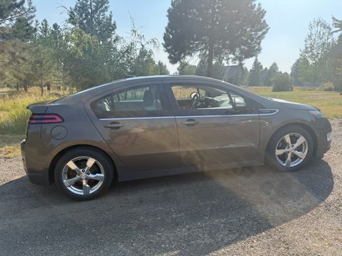 Used 2014 Chevrolet Volt Premium w/ Premium Trim Package FWD image 2