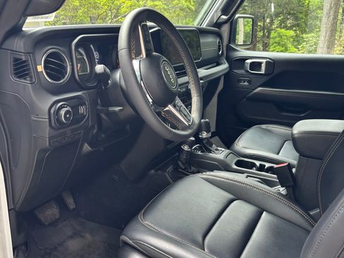 Used 2024 Jeep Wrangler Unlimited Sahara w/ Safety Group AWD/4WD image 10