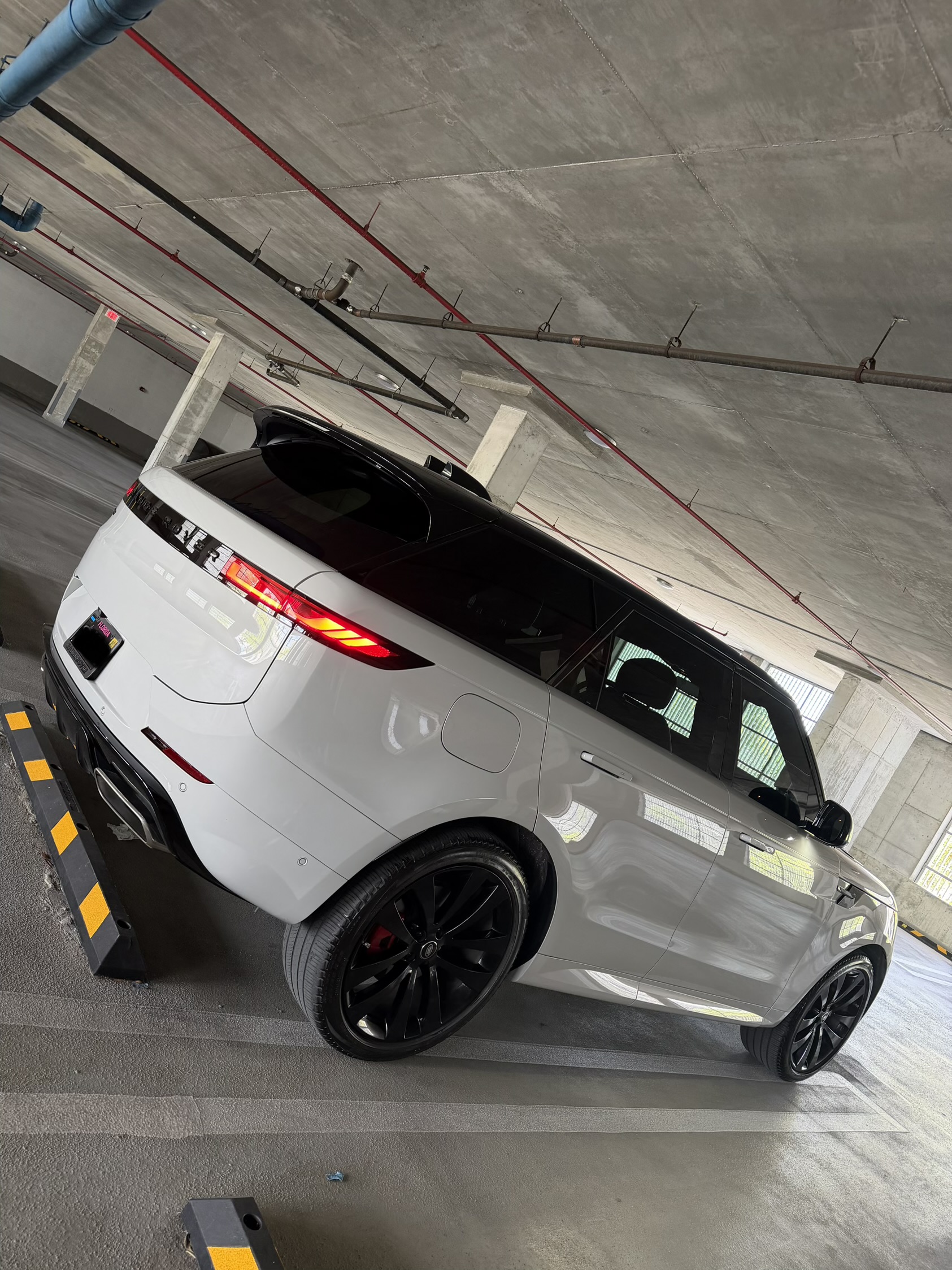 Used 2025 Land Rover Range Rover Sport Dynamic SE AWD/4WD image 2