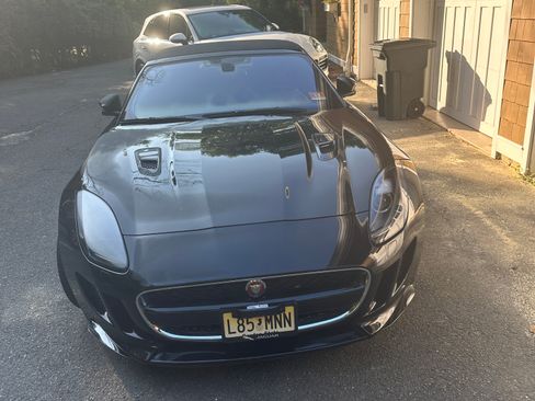 Used 2017 Jaguar F-TYPE R image 4