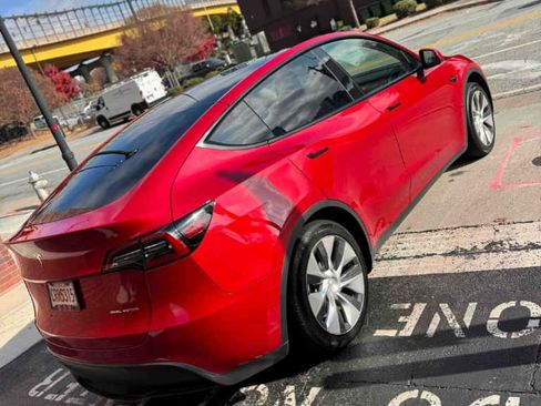 Used 2021 Tesla Model Y Long Range image 10